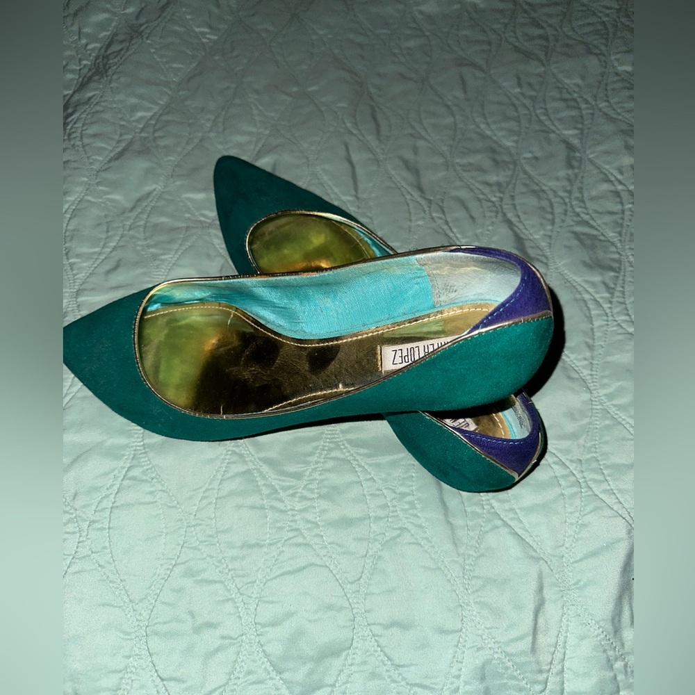Jennifer Lopez teal shoe colored accents. Pointed toe. Size 10. Great shape.